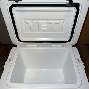 COPY - YETI Tundra 35 - White Hard Cooler